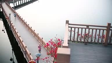 海边大桥跑步晨跑健身锻炼奔跑慢跑视频的预览图